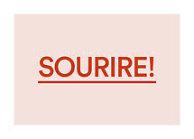 Textgrafik med ordet ”SOURIRE!” i rött på ljusrosa bakgrund
