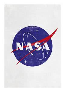 NASA-logo i blå og rød med stjerner og orbitlinje på hvid baggrund