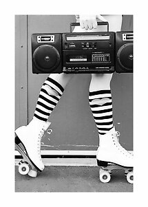 Schwarzweißfoto einer Person auf Rollschuhen mit gestreiften Kniestrümpfen und großem Ghettoblaster