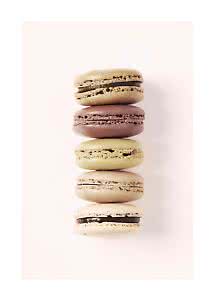 Stak af fem macarons i lyse og brune nuancer på lyserød baggrund
