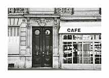 Facciata in bianco e nero con doppia porta decorata e vetrina del caffè con insegna CAFE.