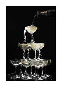 Champagne versé dans une pyramide de coupes sur fond noir