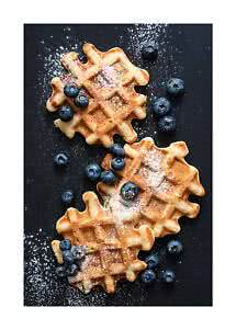 Tre waffle dorati con zucchero a velo e mirtilli su sfondo scuro