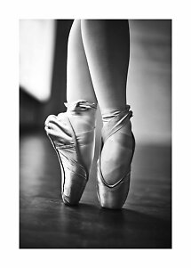 Primo piano di ballerina sulle punte con scarpe in raso, in bianco e nero