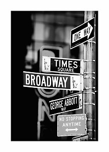 Foto in bianco e nero di segnali stradali a Broadway e Times Square, New York