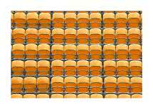 Rækker af tomme orange stadionstole set bagfra