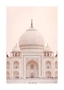 Vista frontal de la cúpula y la fachada de mármol blanco del Taj Mahal bajo un cielo rosa suave