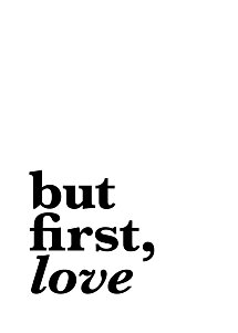 Testo tipografico nero "but first, love" su sfondo bianco