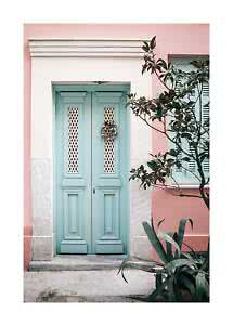 Puerta doble azul claro en fachada rosa con contraventana y plantas verdes