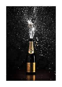 Botella de champán con corcho saltando y espuma sobre fondo negro