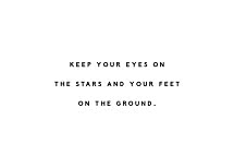 Sort tekst på hvid baggrund: “Keep your eyes on the stars and your feet on the ground.”