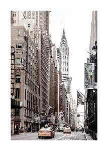 Straße in New York mit gelben Taxis, hohen Gebäuden und dem Chrysler Building im Hintergrund