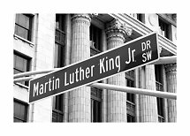 Foto en blanco y negro del letrero Martin Luther King Jr. Dr SW frente a un edificio con columnas
