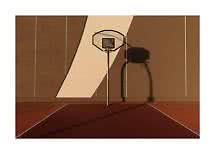 Basketballkorb auf einem Außenplatz vor brauner Wand mit langem Schatten im Sonnenlicht