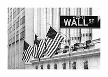 Sort-hvidt foto af Wall Street-skilt og amerikanske flag foran klassiske bygninger