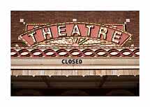 Façade de théâtre vintage avec grande enseigne THEATRE et marquise indiquant CLOSED