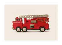 Vintage rotes Feuerwehr-Spielzeugauto aus Metall mit Leiter, Seitenansicht auf hellem Hintergrund