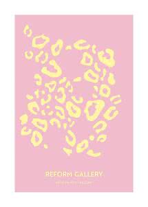 Abstrakt poster med gula leopardfläckar på rosa bakgrund och texten Reform Gallery.