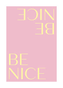 Roze poster met gele tekst 'BE NICE' in hoge, elegante letters, ondersteboven afgebeeld