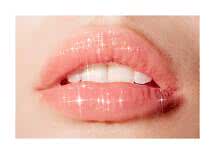 Primo piano di labbra con gloss rosa brillante e denti visibili