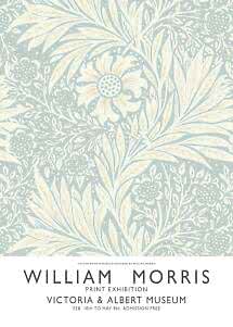 Póster con patrón floral en azul claro y crema y texto de la exposición de William Morris en el Victoria and Albert Museum