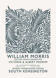 Plakat med blågråt botanisk mønster og teksten William Morris Cotton Prints Exhibition.
