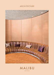 Lounge curva con divano in pelle marrone, cuscini e tappeto rotondo arancione