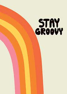 Retro-Regenbogen in Rosa, Gelb und Orange mit dem Schriftzug „Stay Groovy“ auf hellem Grund
