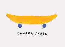Illustration einer gelben Banane als Skateboard mit blauen Rollen und dem Text „Banana Skate“