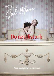 Poster pubblicitario con una coppia abbracciata in un letto d’hotel, con "Hôtel Sul Mare" e "Do not disturb."
