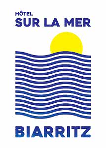 Vintage hotelposter met tekst Hôtel Sur La Mer Biarritz, blauwe golven en gele zon
