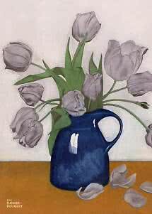 Tulipani grigi in una brocca blu scuro su un tavolo, con petali caduti.