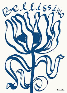 Blauwe minimalistische bloemillustratie met de tekst “Bellissimo” op lichte achtergrond