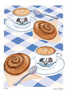 Illustration af to kopper latte med blomsterdekoration og to kanelsnegle på blåternet dug