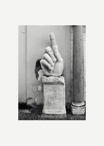Schwarz-Weiß-Foto einer steinernen Handskulptur auf Sockel mit erhobenem Zeigefinger