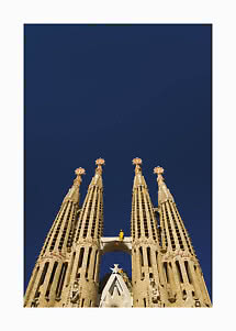 Fire tårne på Sagrada Família set nedefra mod en klar mørkeblå himmel