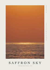 Poster mit goldenem Meer unter orangem Abendhimmel, mit dem Text „Saffron Sky“