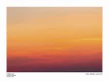 Lámina artística con cielo de atardecer en tonos naranja y violeta, borde blanco