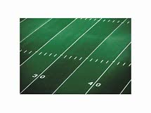 Campo da football americano verde con linee bianche e i numeri 30 e 40