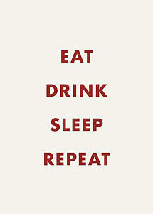 Plakat med rød tekst på beige baggrund: "EAT DRINK SLEEP REPEAT".