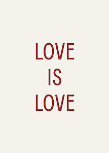 Plakat med rød tekst "LOVE IS LOVE" på lys beige baggrund