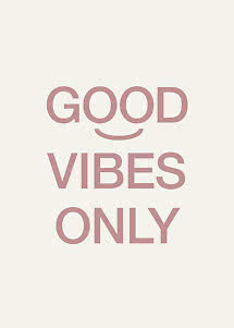Poster mit dem Schriftzug „GOOD VIBES ONLY“ in Altrosa auf hellem Hintergrund