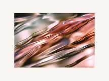 Immagine astratta con onde metalliche fluide nei toni rosa, rame e argento