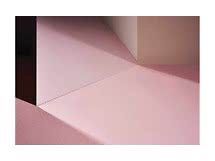 Abstrakt motiv med rosa og beige flader, skarpe vinkler og skygger
