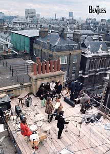 The Beatles jouent sur un toit avec une équipe de tournage et Londres en arrière-plan