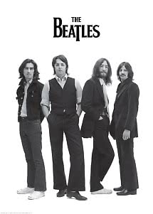 Sort-hvid plakat med The Beatles, fire bandmedlemmer stående under bandlogoet