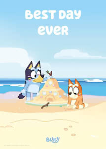 Bluey und Bingo bauen am Strand eine Sandburg unter dem Text "Best Day Ever"