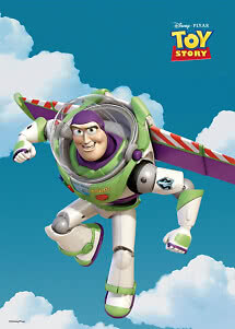 Buzz Lightyear aus Toy Story fliegt vor blauem Himmel mit weißen Wolken.