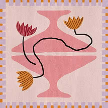 Un vaso rosa alto fatto di curve speculari su fondo cipria, con fiori a righe rosse e arancioni su una linea nera