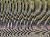 Hunderte feiner geriffelter Linien, die sich in einer langsamen Kurve über ein Querformat biegen, die Farbe wandert von Gelb und Oliv über Blaugrau zu Rosa und Sand